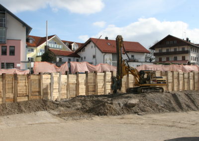 Firma Josef Kneißl Spezialtiefbau - Berliner Verbau mit Ramme im Vordergrund